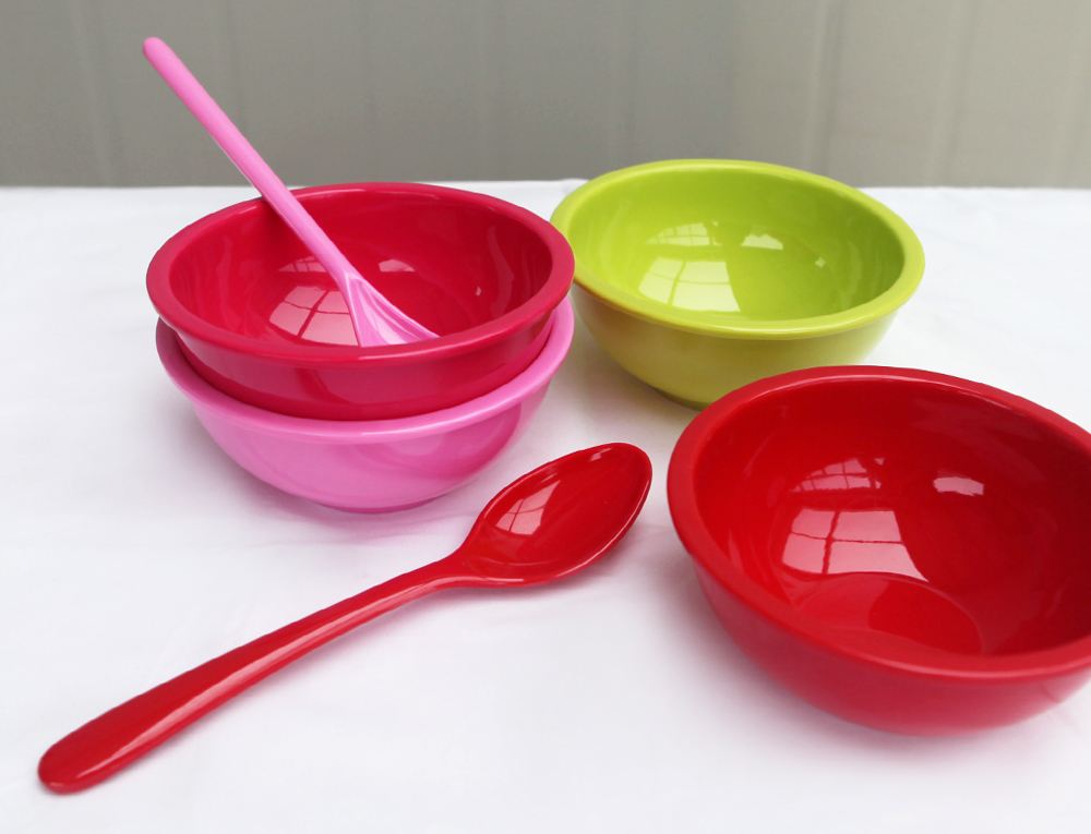 The Comparison of Melamine Tableware and Ordinary Plastic Tableware